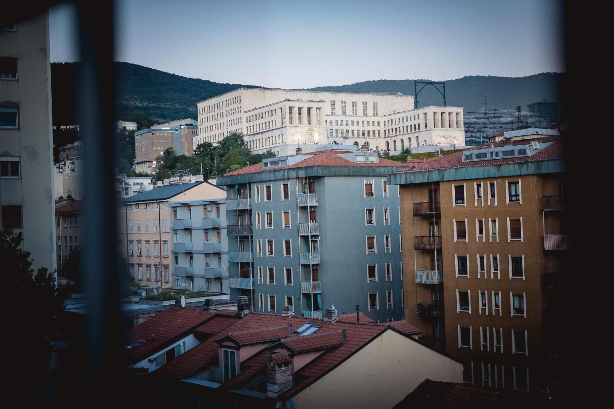 5Min Stazione Centrale Appartamento Con Terrazza Trieste Luaran gambar